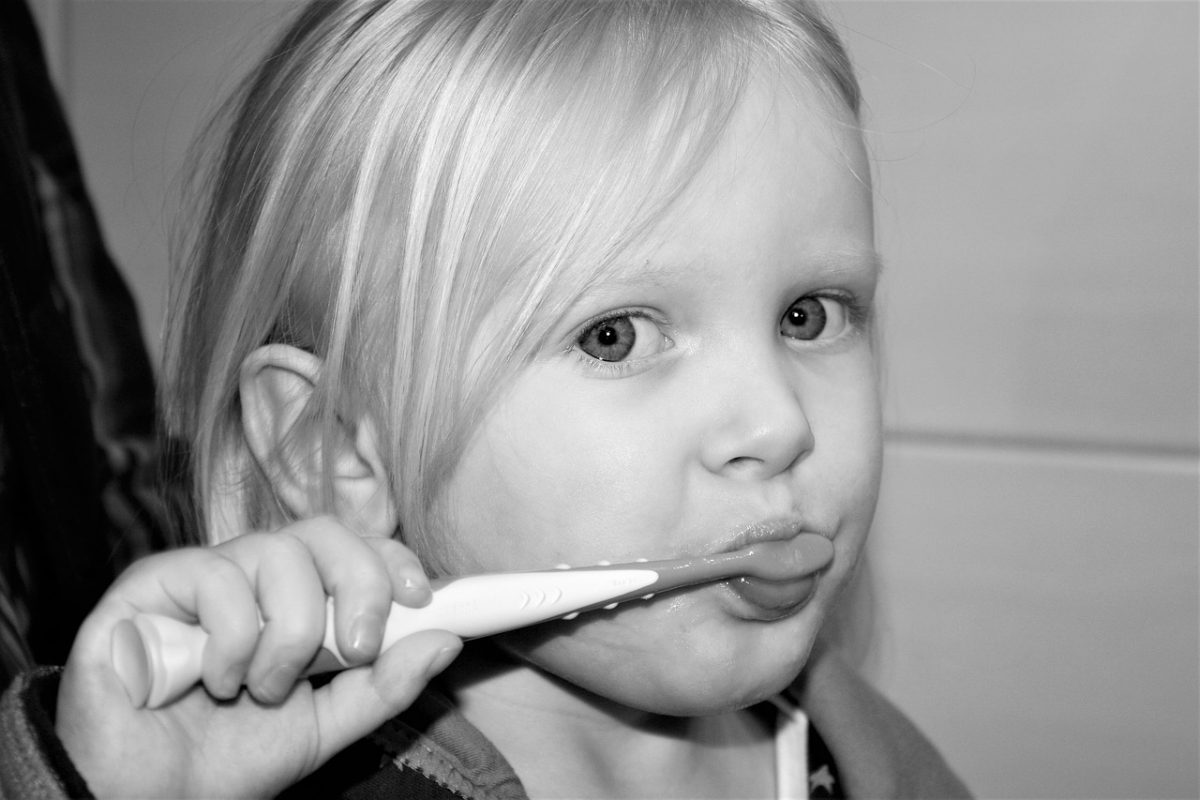 Cum să-ți convingi copilul să se spele pe dinți mai des?